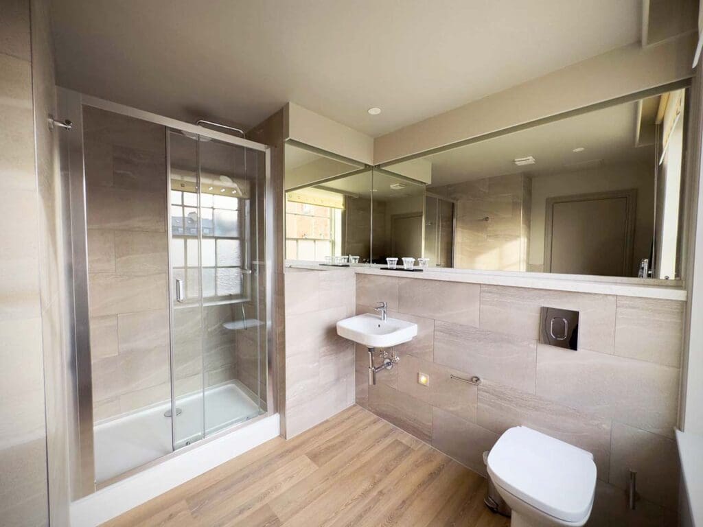 Royal Whitby hotel en-suite bathroom